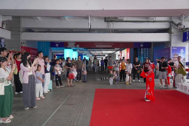 太会了！南安文体旅别样推介“闪”进泉州动车站！