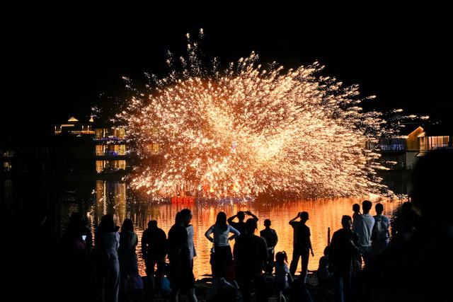 甘露山五一游：纸飞机音乐节、雪场coser…一天经历多个封神场面