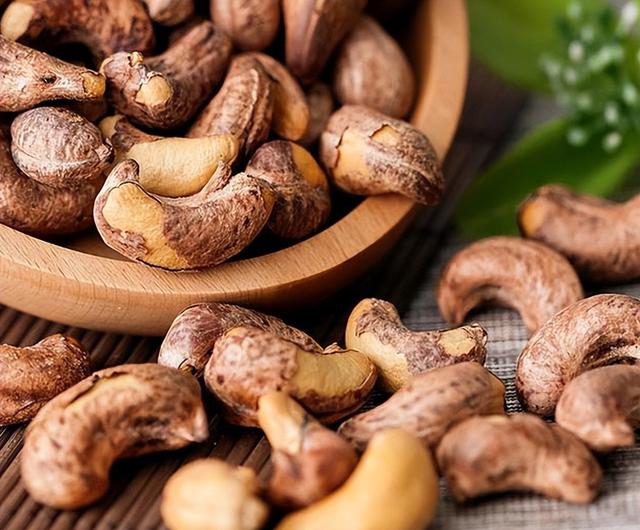 腰果是富硒食物？医生再次提醒：甲状腺不好，要常吃这3种食物