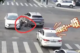 大妈拦警车“鬼探头”后续：小车司机次责，大妈主责。图片