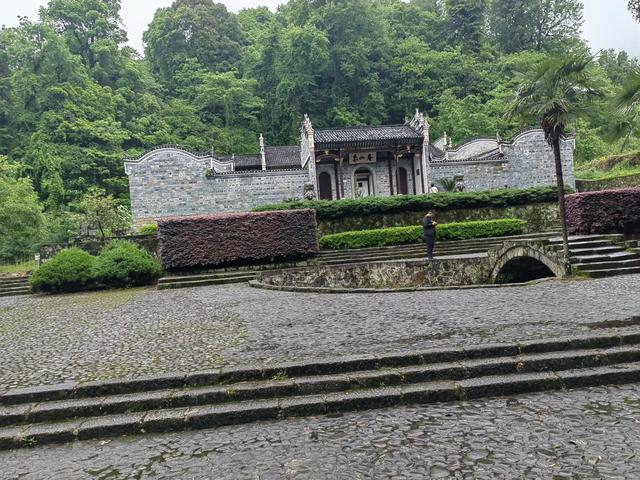 我们在井冈山参观了几个著名的革命遗迹