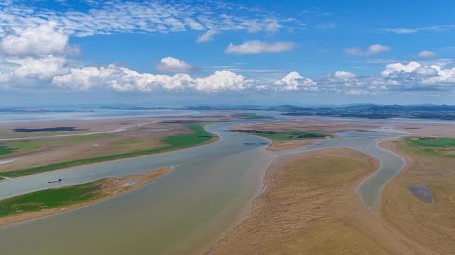 鄱阳湖干了：水位不足12米！水利工程争议20多年将建？难点在哪？