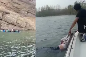 秦皇岛船只侧翻小伙开快艇救起2人：拽住落水者拉上船，掐人中唤醒图片