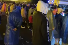 河南宝泉数万旅客半夜徒步下山，哄抢砸大厅，人性的恶太可怕了图片