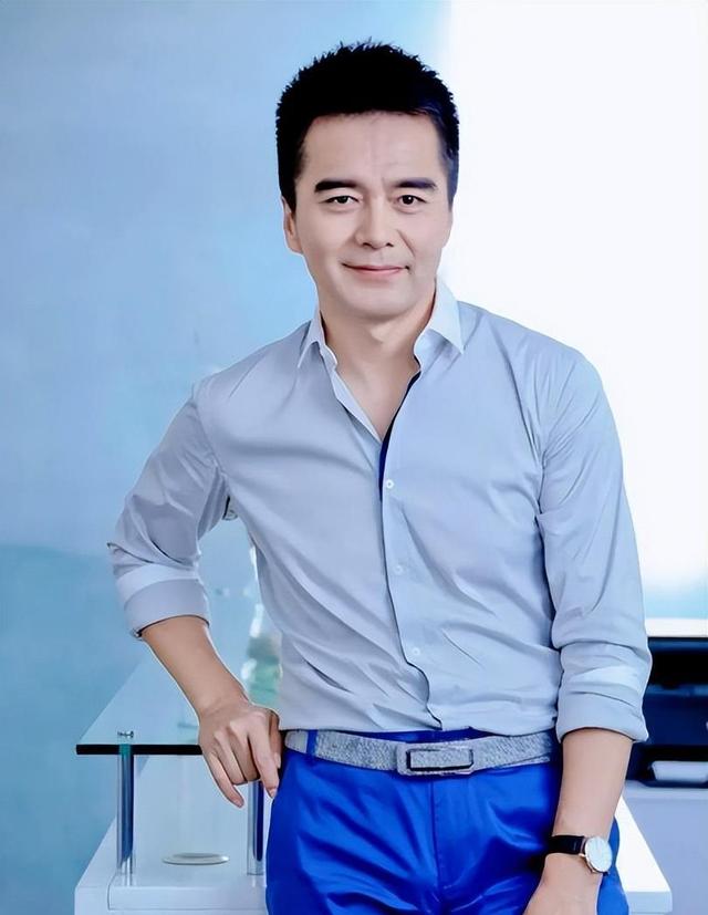 原来他们是夫妻，《许我耀眼》他4婚娶小12岁娇妻，老婆像梅艳芳