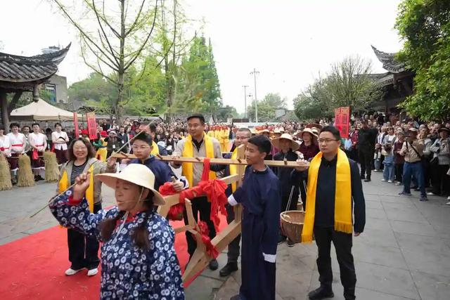 夯爆了！元通古镇清明春台会玩出新潮范儿