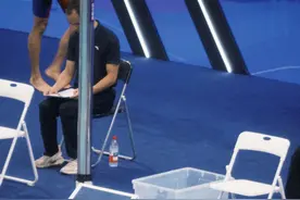 孙杨因肩伤退出男子100米自由泳预赛图片