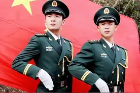 新连长两年提升，老指导员四年原地不动，多年后境遇却大不一样！图片