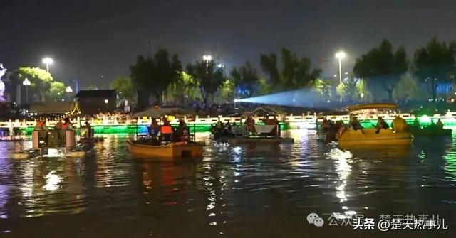 千年古城，一天24万人涌入，门都给挤爆了！