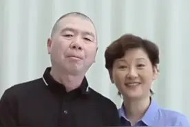 冯小刚与妻子徐帆罕见合体，徐帆目光崇拜，冯小刚状态却不如从前图片