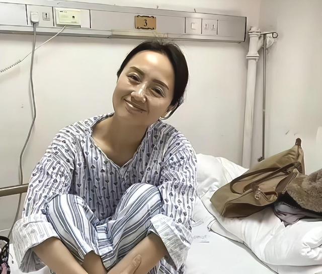 朱媛媛去世不到1年，52岁辛柏青现身春晚彩排，恶心的一幕出现了