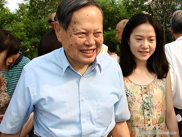 被世人误解的杨振宁，贡献有多大？比肩牛顿，诺奖都不是他的巅峰