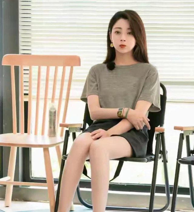 她是演员中的富婆，豪车多的开不过来，如今45岁却像妙龄少女