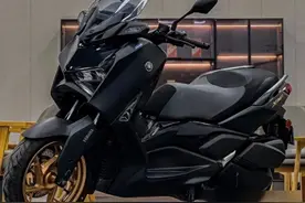 雅马哈XMAX也绷不住了图片