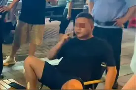 黑衣男收保护费后续，警方到场男子淡定吸烟，街道回应：工作人员图片