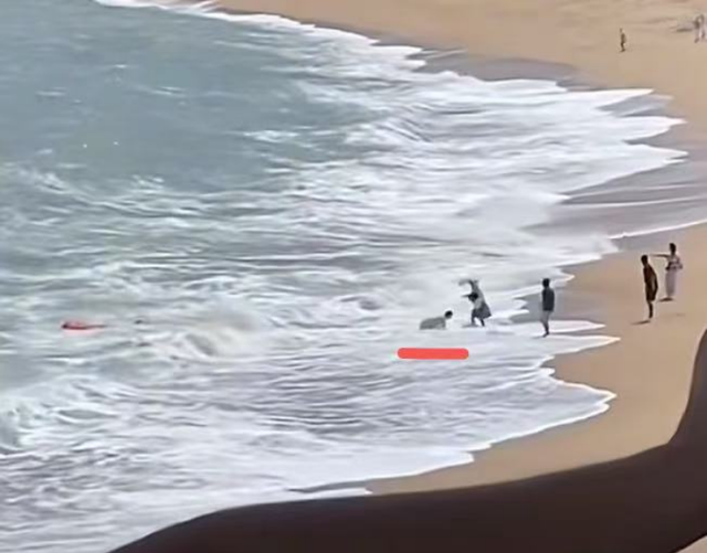 福建湄洲岛海边一名8岁男童被猛浪卷走，28岁江西小伙跳海将其救起，刘吉林：救人这事我能吹一辈子！