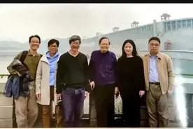 2018年，杨振宁和夫人翁帆游览三峡，三个孩子出镜，一张罕见留影图片