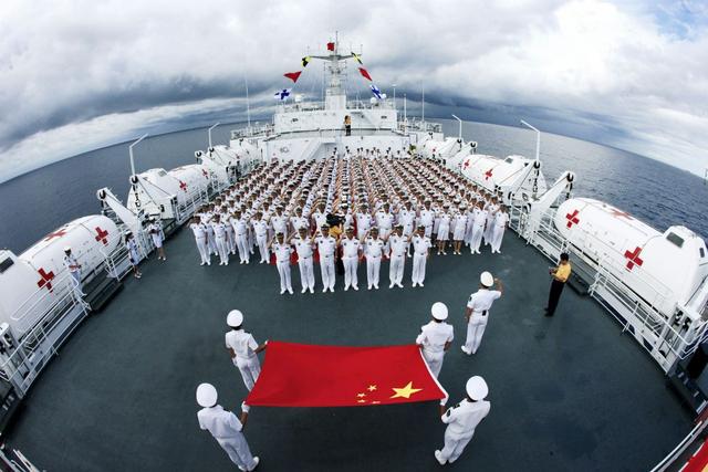 中国航母迈入三舰时代，远洋常态化改写新格局，美军被迫调整战术
