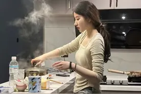 江西42岁丁克女子晒一人食走红，人美厨艺好，网友：老了你会后悔图片