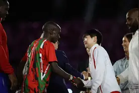 孙颖莎在巴黎街头吃冰淇淋，袜子穿反了，脸上的落寞表情令人心疼图片