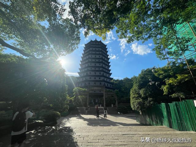 杭州千年古塔彻底火了，每层都长满了美女，秋日中，快拍人生照片