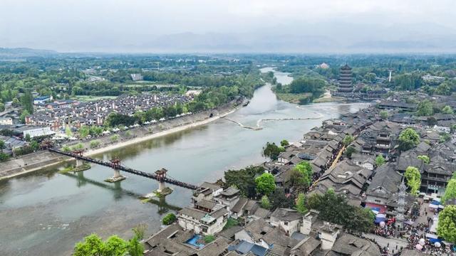 夯爆了！元通古镇清明春台会玩出新潮范儿