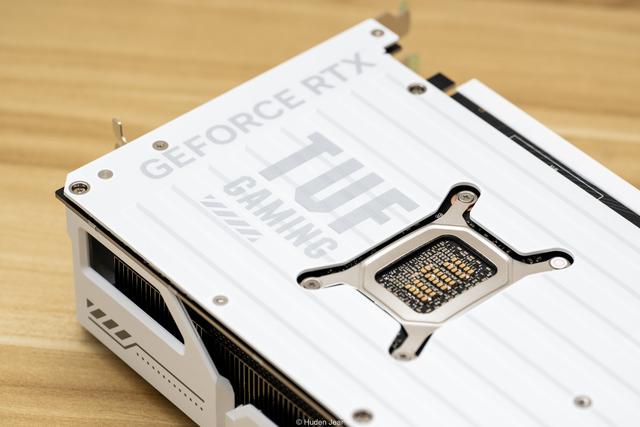 极地坚冰！华硕TUF RTX 5070Ti O16G白色游戏实测