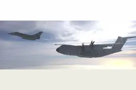 法国阵风M玩出小马拉大车，首次使用吊舱为A400M运输机空中加油图片