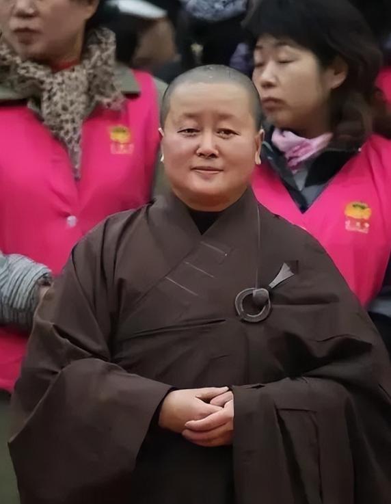 揭秘尼姑庵真相：表面佛门实则妓院，穿黑丝戴假发，香客人来人往
