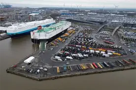 欧洲诸多港口严重拥堵，堆积大量进口电动车，因为中国产能过剩？图片