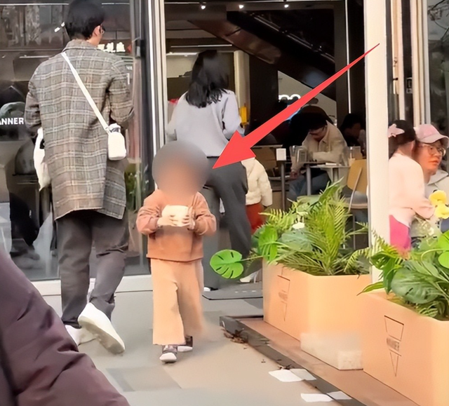 女孩打翻水杯后续：母亲正脸被扒，疑出言反驳网友，丢人丢到国外