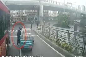 事发青岛早高峰时段！这一幕，网友围观！张叶，你出名了！图片