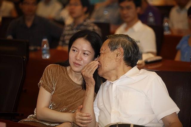 28岁就跟了82岁的杨振宁，如今21年过去，翁帆到底得到了什么？