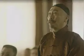 北大教授被嘲不懂英文？他将报纸颠倒后老外溜了：26个字母太简单图片