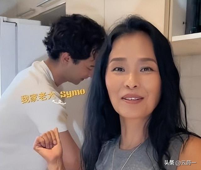 62岁韦唯现状，家暴前夫离世，车祸脊柱断裂	，3个混血儿子已回国