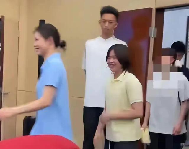 陈若琳问全红婵：大学一个月生活费多少？全红婵的回复显情商