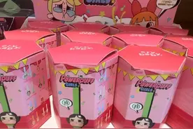 39元泡泡玛特充电线，“炸了”上万元手机！客服：产品符合相关标准，补偿100元优惠券，广州多家门店在售图片