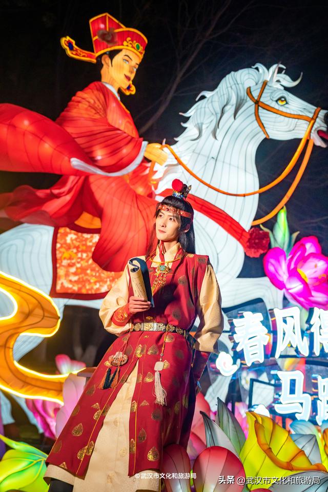 武汉最大发财树，三层楼高，明天亮！