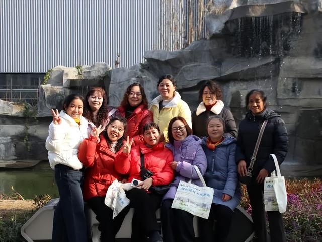 成都炭材邀退休员工“回家”共赏工业文旅新地标