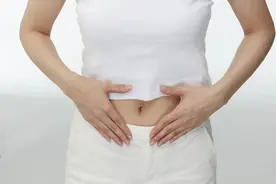 肚脐形状与剪脐带手法有关？肚脐里的“泥”能抠吗？答案是……图片