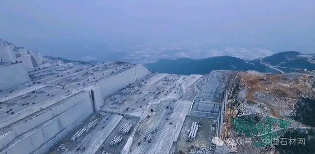 探秘福建巨无霸石材矿山，壮观景象震撼之美