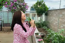 53岁杨钰莹现状：和母亲定居深圳，在豪宅种菜生活惬意，仍未结婚图片