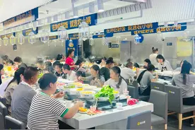 这个假期，流行“边走边吃”图片