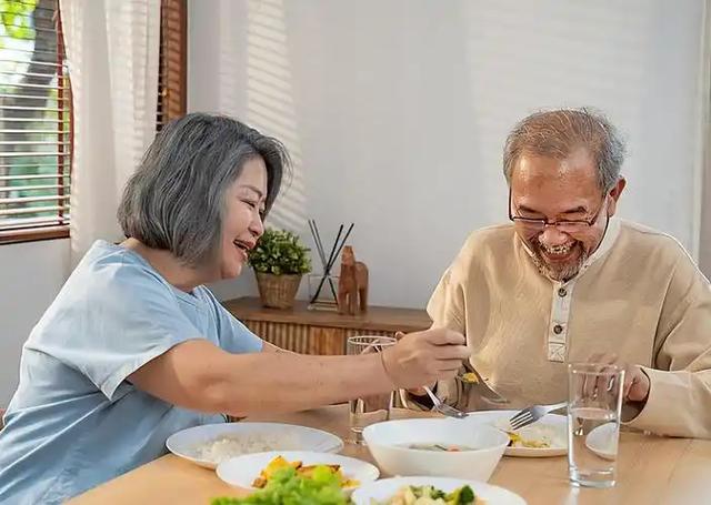 吃饭八分饱被推翻了？医生：过了55岁，吃饭尽量要做到这7点