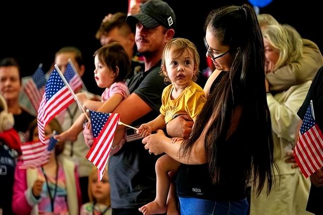 从12.5万骤降至7500！特朗普急砍难民配额，只有白人能当难民？