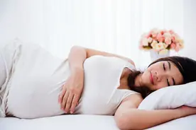 听了医生的建议，孕期这种睡姿太舒服了图片