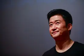 51岁吴京意外受伤，戴护具现身！本人回应→图片