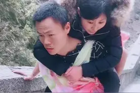 山东21岁女孩为爱翻墙私奔，不幸摔成瘫痪，小伙不离不弃照顾14年图片