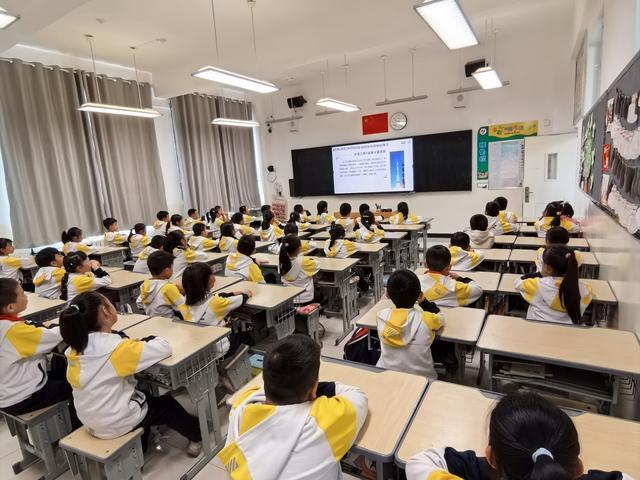 同上一堂科学课：航天英雄杨利伟点燃青海学子航天梦
