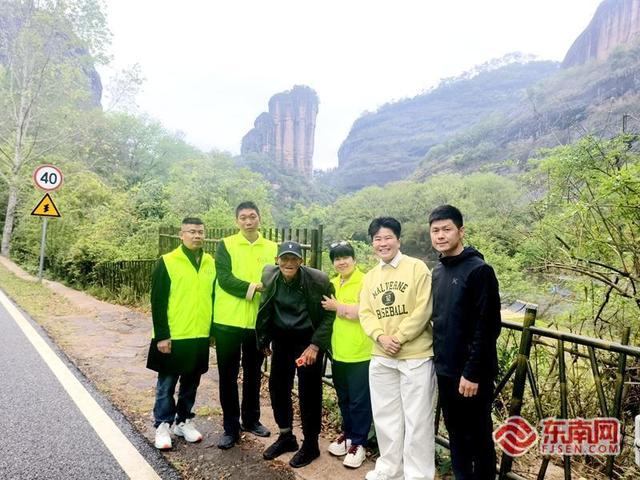 骑行30年的九旬老人 在武夷山点赞：福建人民真“中”